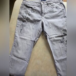 LIKE NEW MISSES SZ 10 Bandolino Light Gray Denim Lisbeth Capris With Embroidery